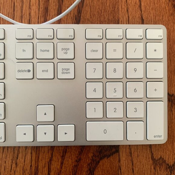 Apple Wired Keyboard USB Model A1243 | Numeric Keyboard | TESTED WORKING - Picture 4 of 5